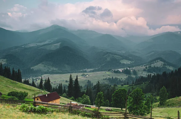 Paesaggio montano dei Carpazi — Foto Stock