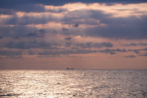 Zonsopgang met een boot — Stockfoto