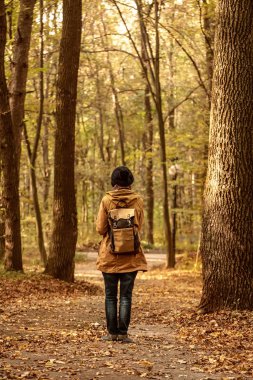 Parktaki hippi kız.