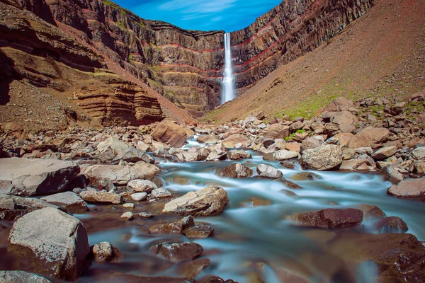 Cachoeira Hengifoss na Islândia — Fotografia de Stock