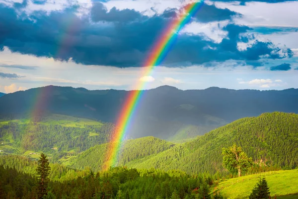 Горы и радуга — стоковое фото
