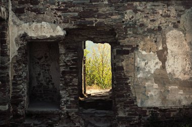 Eski duvarda delik var