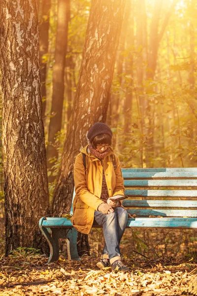 Hipster girl in a park — Stock Photo, Image