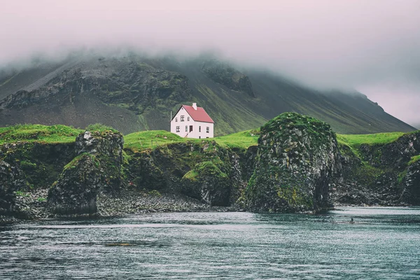 Einsames isländisches Haus — Stockfoto