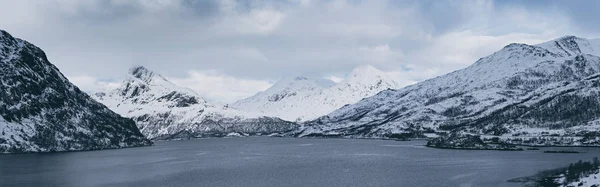 Zimowe jezioro Norwegii — Zdjęcie stockowe