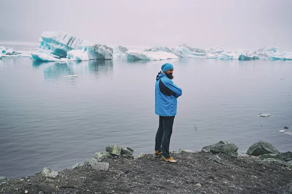Muž blízko ledovce — Stock fotografie