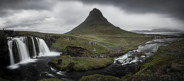 Kirkjufell berg en waterval — Stockfoto