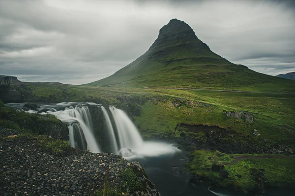 Kirkjufell hegy és vízesés — Stock Fotó