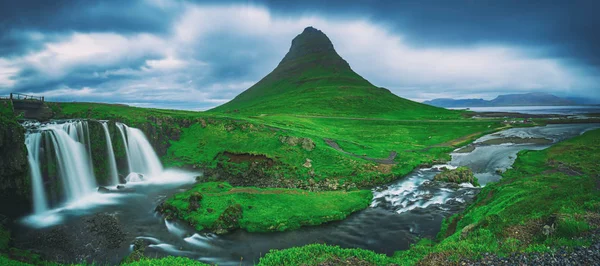 Kirkjufell hegy és vízesés — Stock Fotó