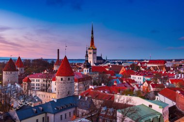 Gün batımında Tallinn görünümü