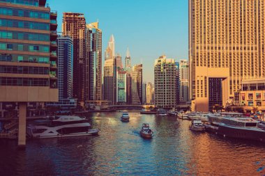 Gün batımında Dubai Marina