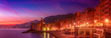 Gün batımında Camogli şehri