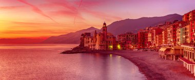 Gün batımında Camogli şehri