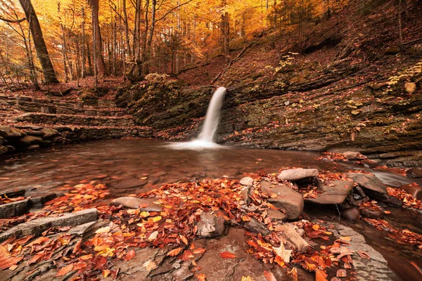Podzimní horský vodopád — Stock fotografie