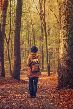 Parktaki hippi kız.