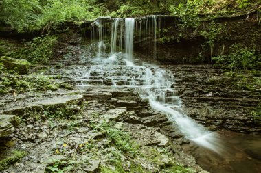 Yüksek dağ şelalesi