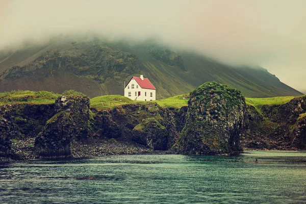 Lonely icelandic house — Stock Photo, Image