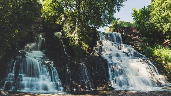 Yüksek dağ şelalesi — Stok fotoğraf