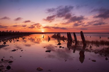 Gölde gün batımı
