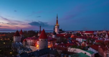 Tallinn, Estonya'da gün batımı. Timelapse, 4k