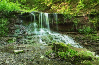 Yüksek dağ şelalesi