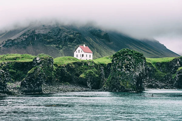 Einsames isländisches Haus — Stockfoto