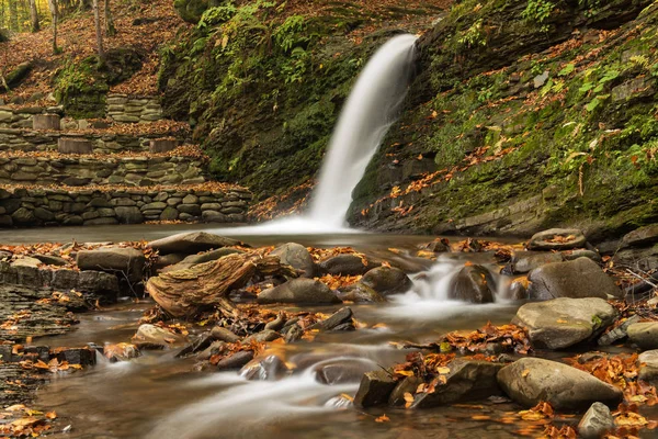 Höstens vattenfall — Stockfoto