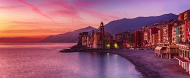 Gün batımında Camogli şehri