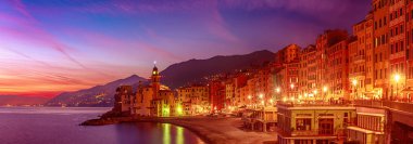Gün batımında Camogli şehri