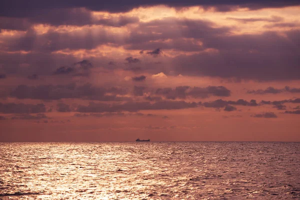 Soluppgång med båt — Stockfoto