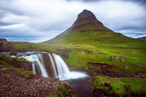 Kirkjufell montagne et cascade — Photo