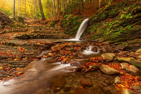 Podzimní horský vodopád — Stock fotografie
