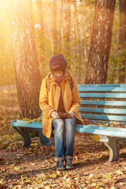 Parktaki hippi kız.