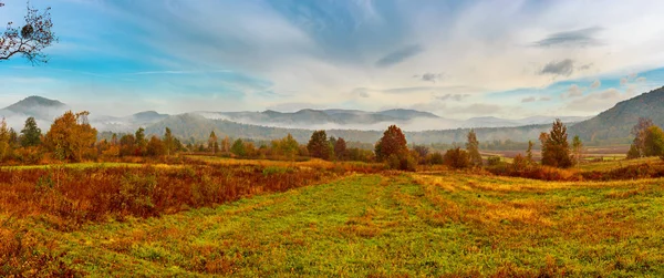 Niebla paisaje otoñal —  Fotos de Stock