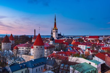Gün batımında Tallinn görünümü