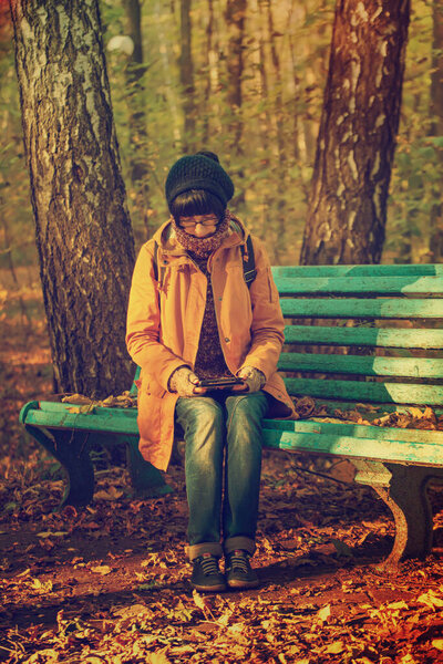 Хипстерская девушка в парке