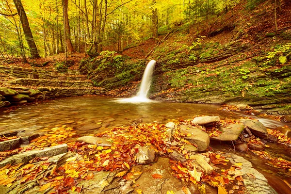 Autunno cascata di montagna — Foto Stock