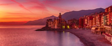 Gün batımında Camogli şehri