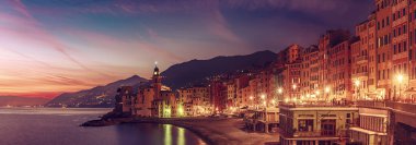 Gün batımında Camogli şehri