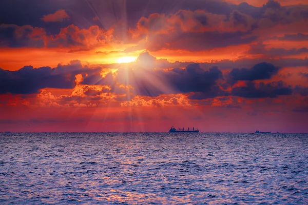 Salida del sol con un barco — Foto de Stock