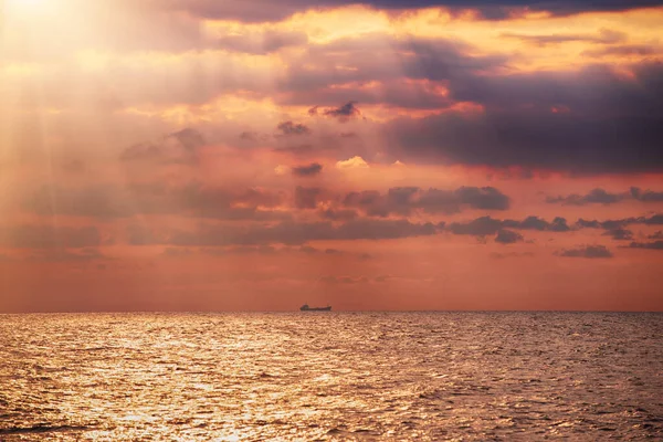 Salida del sol con un barco — Foto de Stock