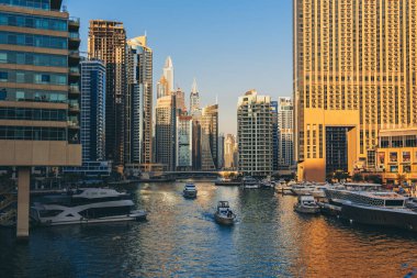 Gün batımında Dubai Marina
