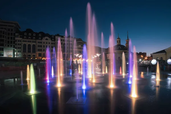 Muzikale kleurrijke fontein — Stockfoto