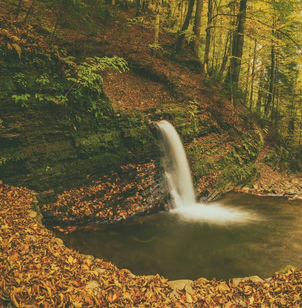 Podzimní horský vodopád — Stock fotografie