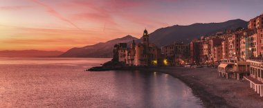 Gün batımında Camogli şehri