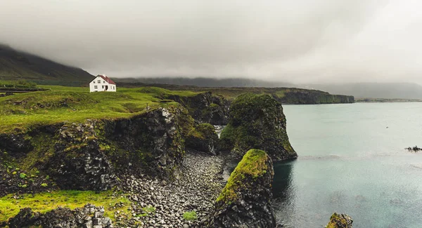 Casa icelandic solitária — Fotografia de Stock