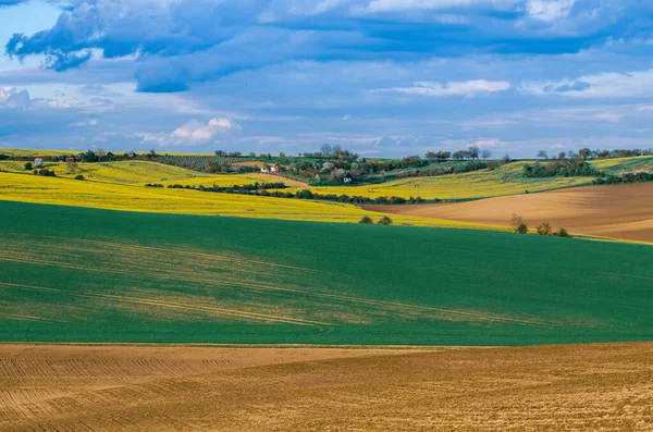 Landelijk voorjaarslandschap — Stockfoto