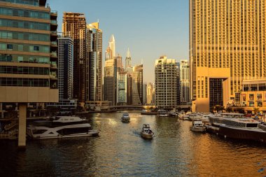 Gün batımında Dubai Marina