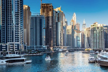 Gün batımında Dubai Marina