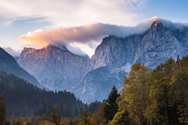 Triglav bergstopp vid soluppgången — Stockfoto